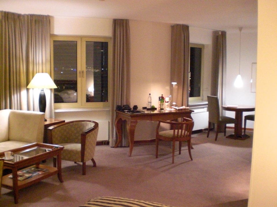 Sofaecke, Schreibtisch, Essecke Lindner Hotel Frankfurt Main Plaza, part of JdV by Hyatt
