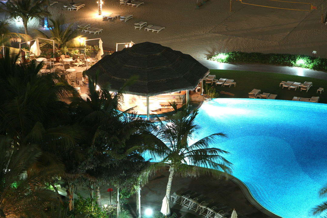 Pool bei Nacht Le Meridien Mina Seyahi Beach Resort & Waterpark