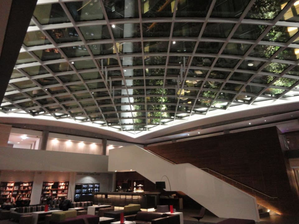 Lobby mit drüber liegendem Innenhof DoubleTree by Hilton Hotel London - Tower of London