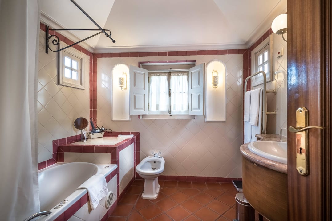 Bathroom Lawrence's Hotel