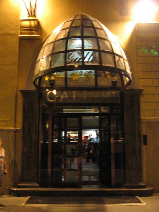 А вот так выглядит центральный вход вечером Hotel Galles