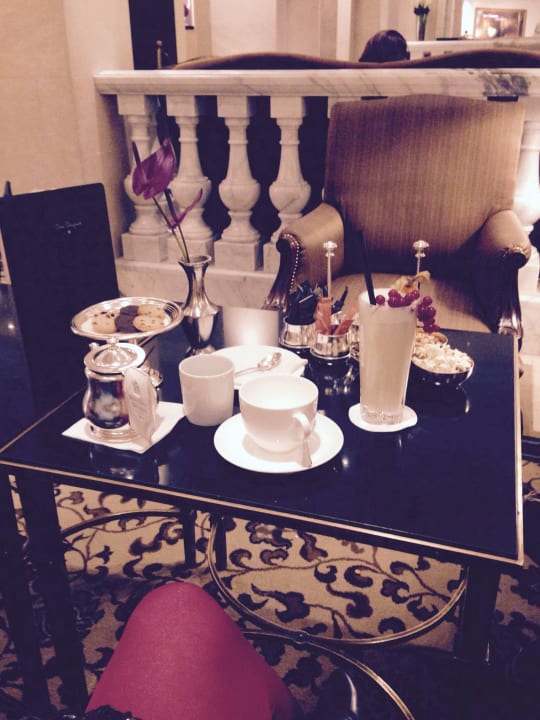 Wunderschönes Gedeck bei der Lobby Lounge Hotel Adlon Kempinski Berlin