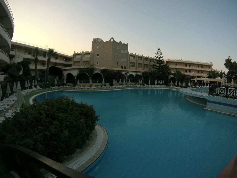 Pool am Haupteingang Hotel Kalithea Horizon Royal