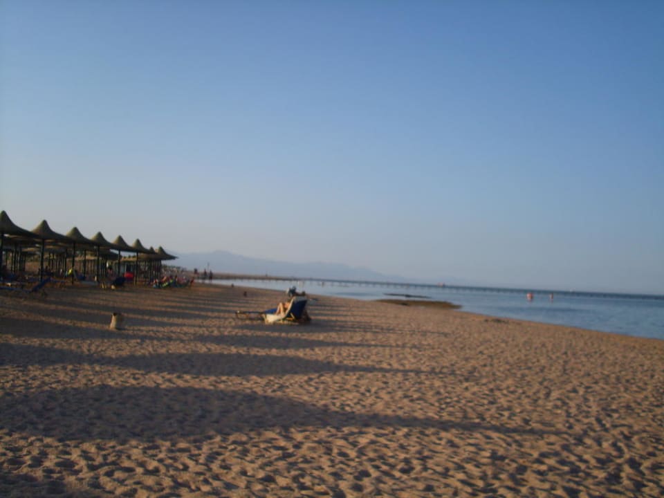 Weitläufiger Sand/Kiesstrand JAZ Mirabel Beach