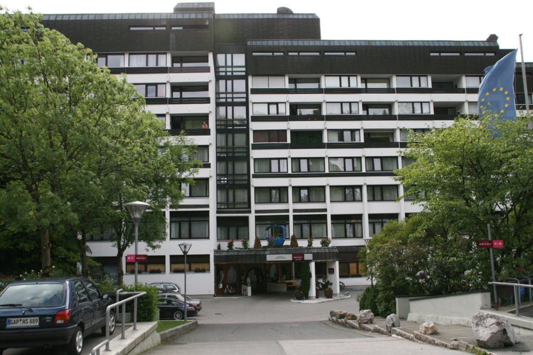 Blick von der Einfahrt der Hotelanlage Mercure Hotel Garmisch Partenkirchen