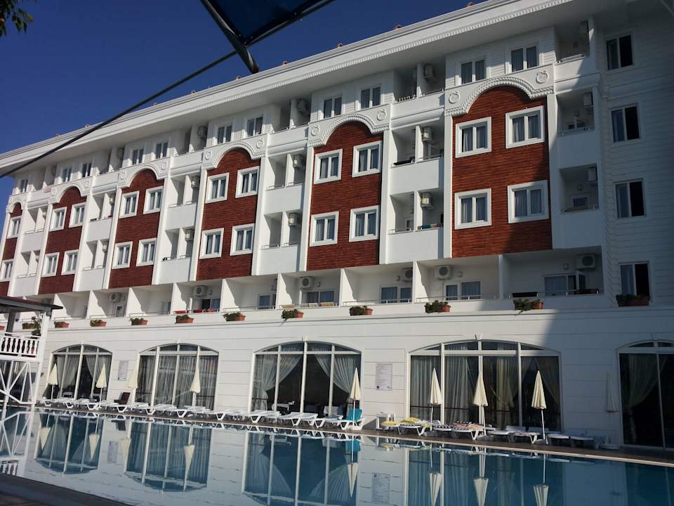 Der Blick auf einige Zimmer am großen Pool Side Royal Paradise Hotel