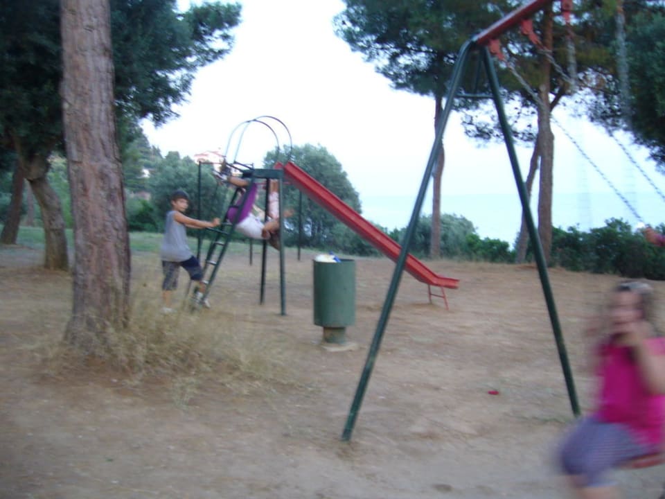 Kleiner Spiel- & Basketballplatz am Strand Glavas Inn Hotel