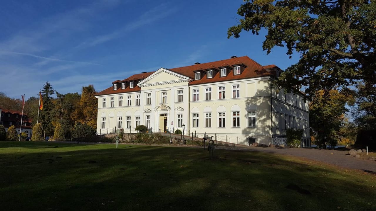 Außenansicht im Oktober Seeschloss Schorssow