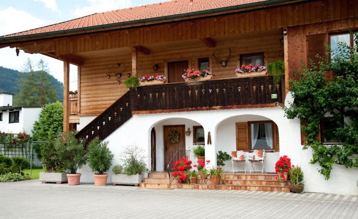 Parkplatz mit Blick auf Nebenhaus Gästehaus Zibert