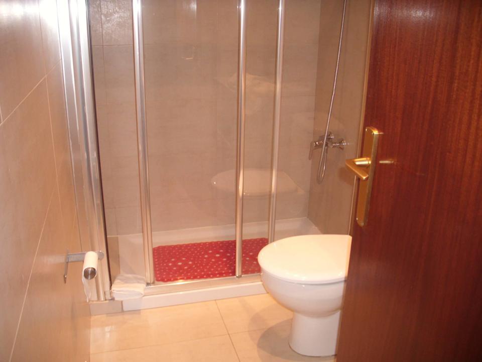 Bad ohne funktionierende Lüftung, ohne Haken Apartments Iruña