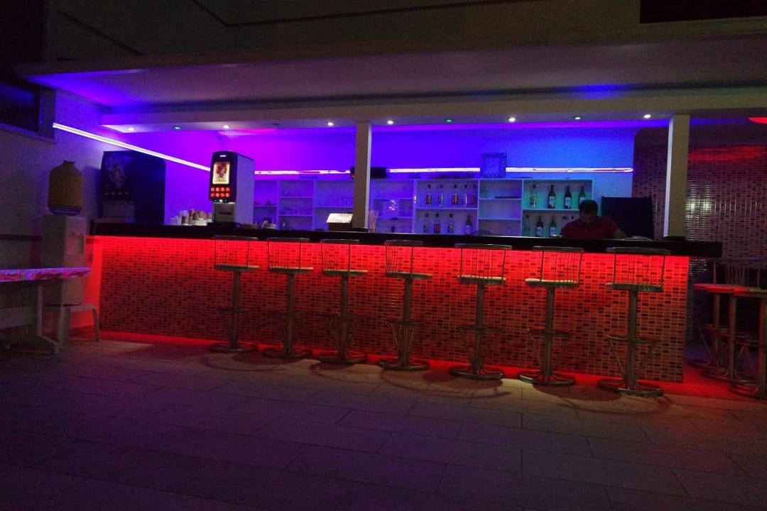 Poolbar am Abend Opia Hotel