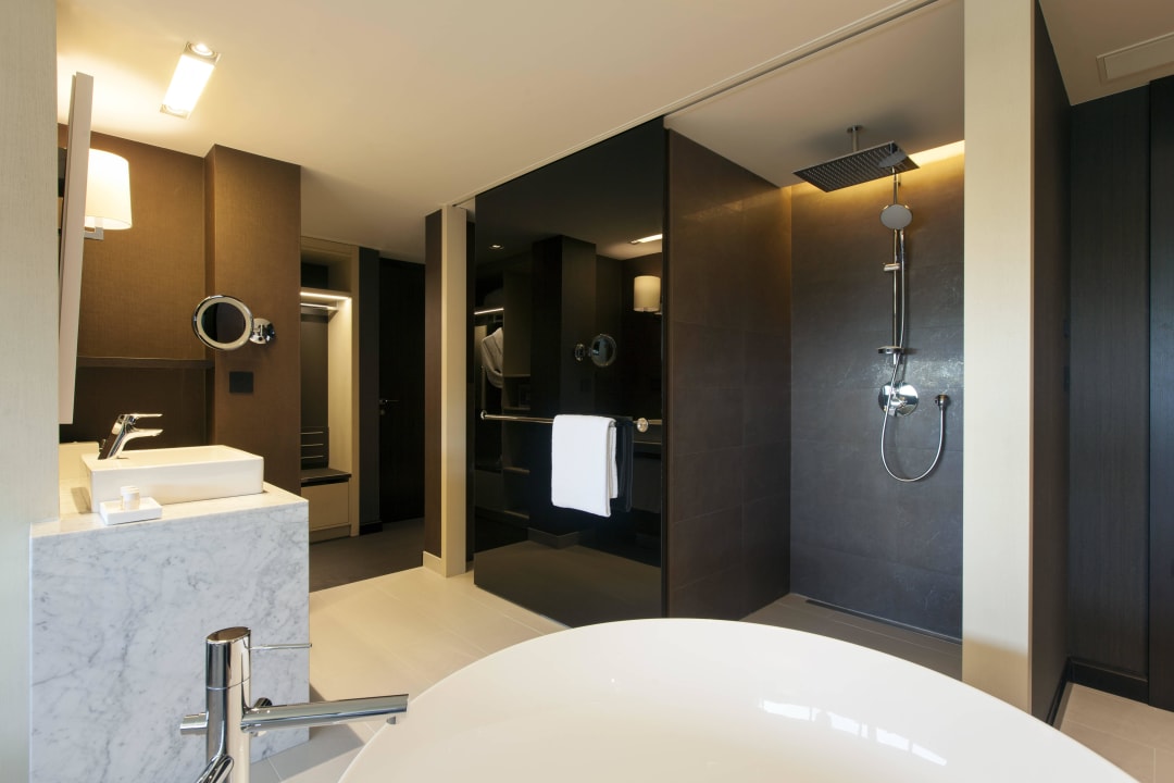 Bathroom Club Suite Crowne Plaza Geneva