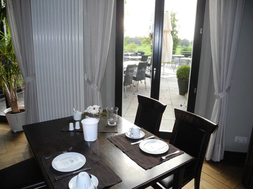 Im Frühstücksraum/Restaurant mit Blick zum Park Hotel Gutshaus Redewisch