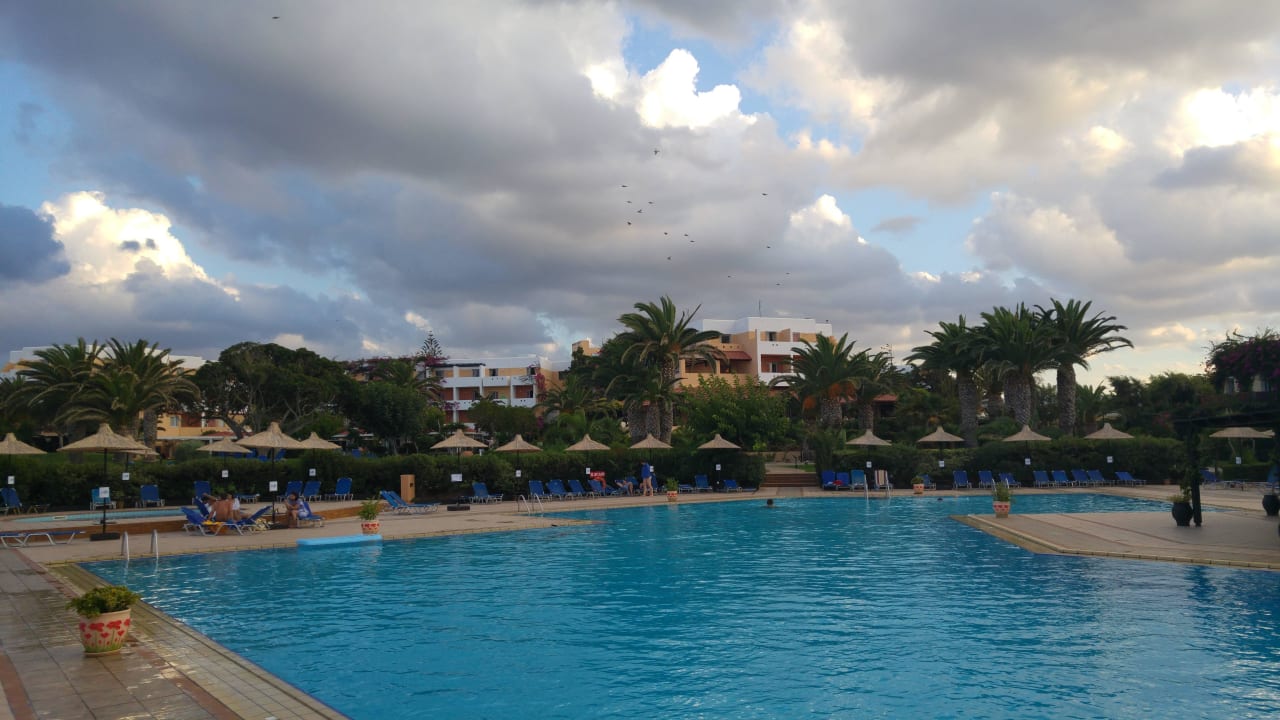 Sicht vom Pool zum Hauptgebäude Anissa Beach & Village