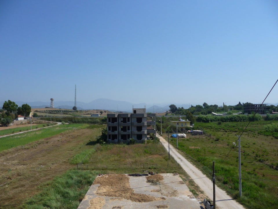 Zufahrtsweg zum Hotel Skys Hotel