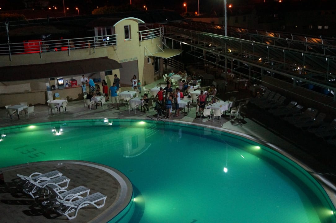 Abends am Pool. Hinten ist Amphitheater Side Alegria Hotel & Spa - Adults only +16