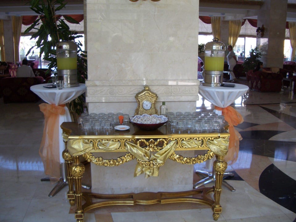 Köstliche Erfrischung in der Lobby  Alaiye Resort & Spa