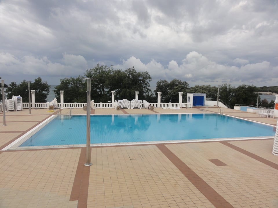 Pohled na bazén z terasy. Maistra Select Funtana All Inclusive Resort