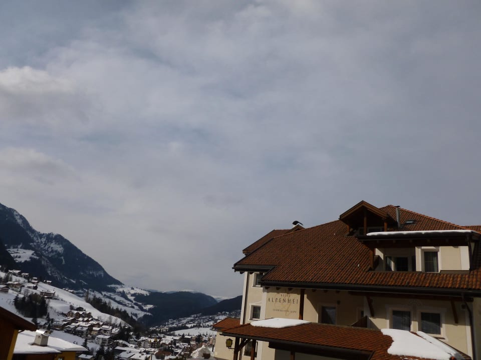 Aussenansicht mit Blick zum Tal Hotel Alpenheim Charming & Spa