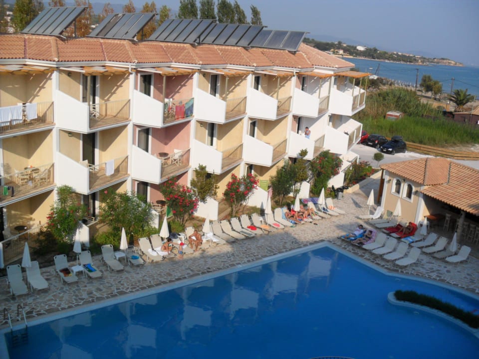 Widok z naszego balkonu na drugą stronę hotelu Strofades Beach Hotel