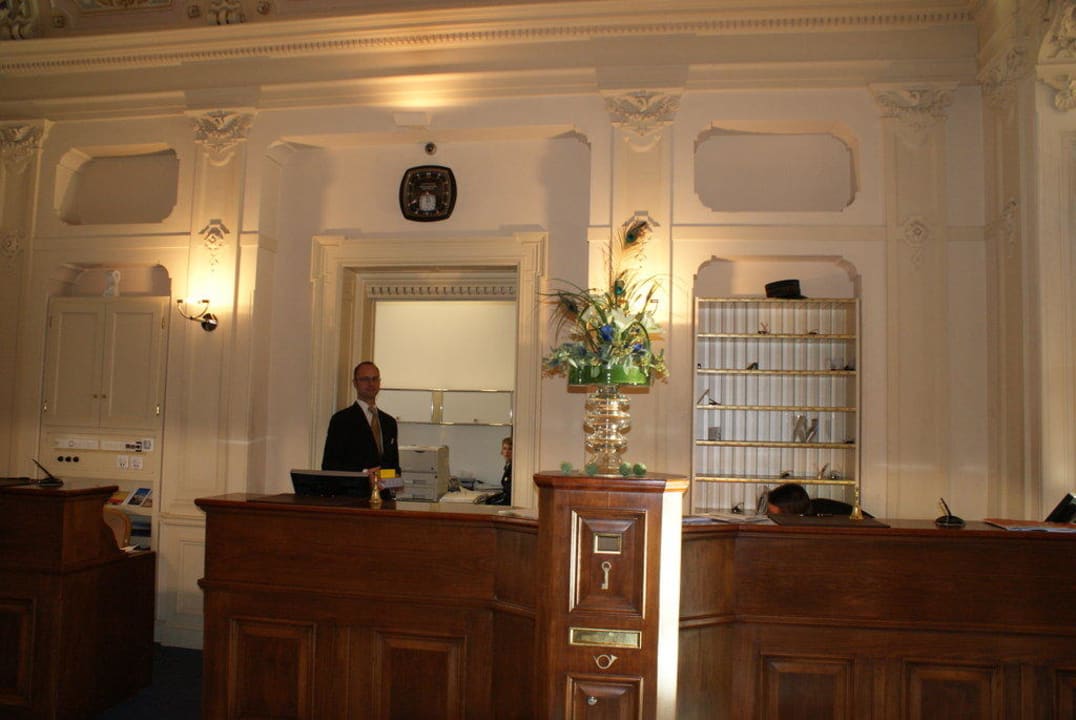 Empfang Grand Hotel Kronenhof Pontresina
