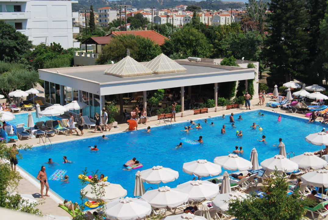 Basen i bar przy basenie Ialyssos Bay