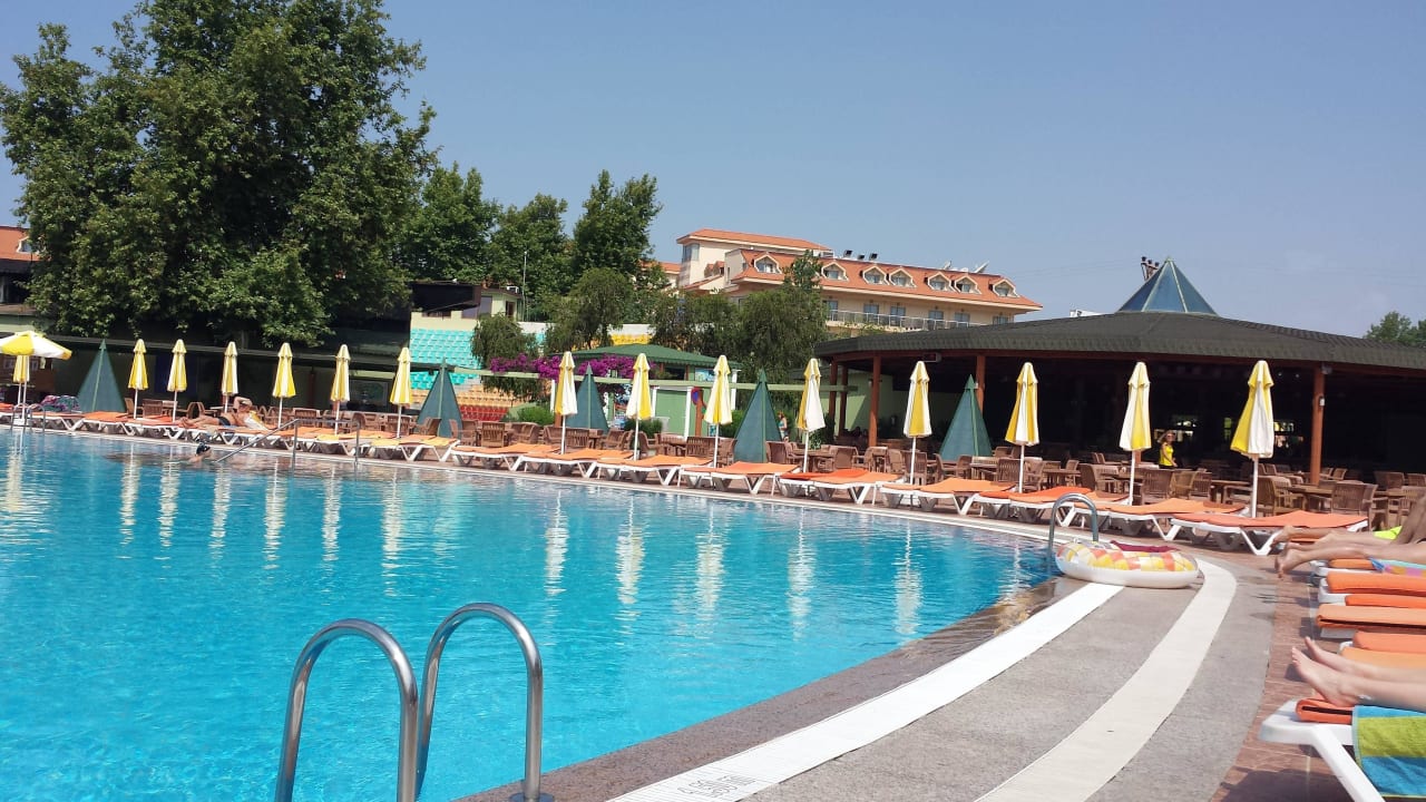 Animatie zwembad VONRESORT Golden Beach