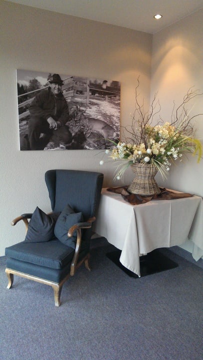 Deko im Durchgang Hotel Chalet Mirabell