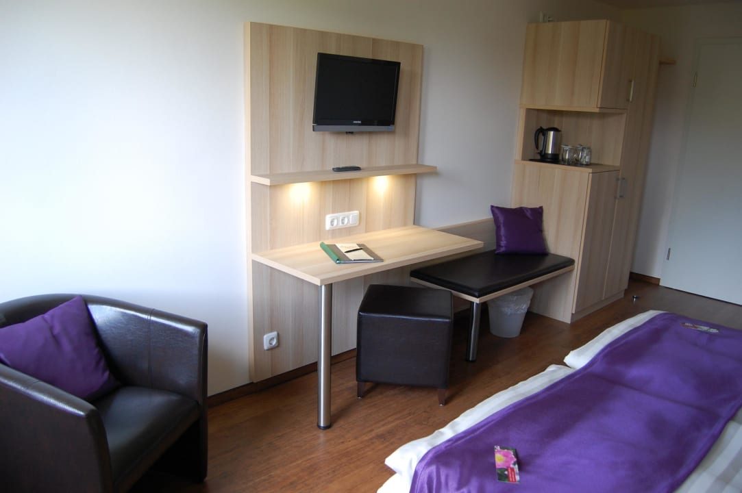 Schreibtisch, TV und Sitzgelegenheit Gasthof Linden & Wildkräuterhotel
