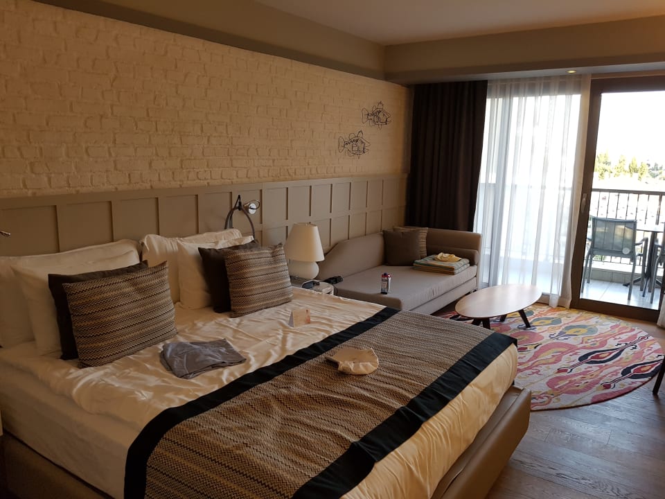 Zimmer Acanthus Cennet Barut Collection