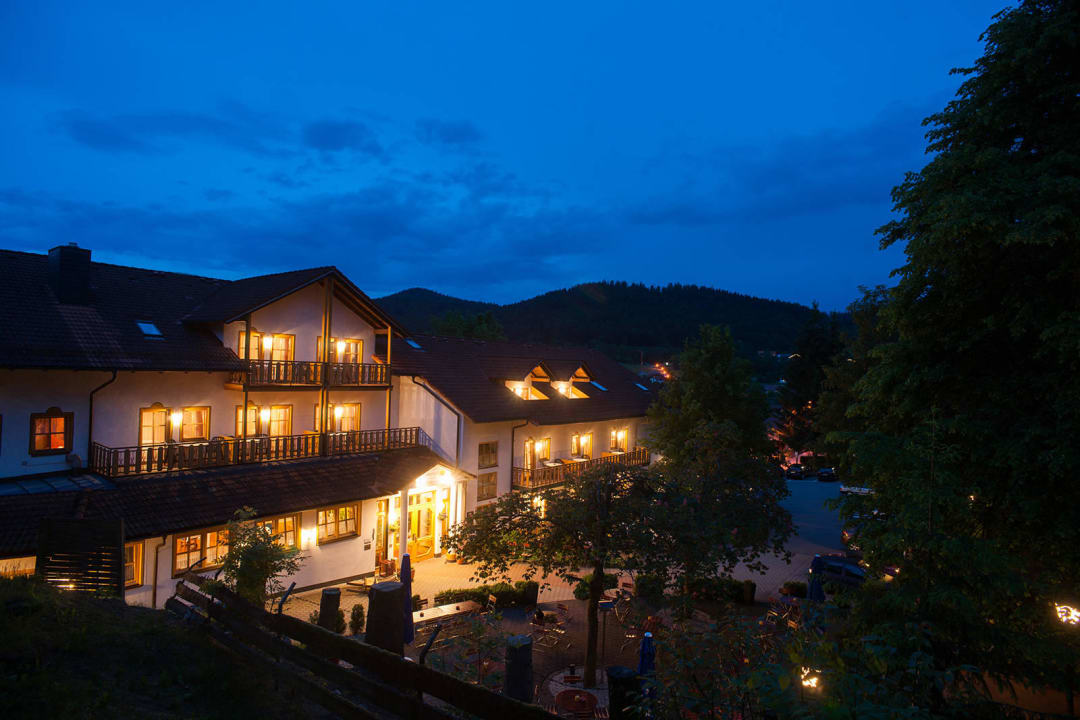 Eingang mit Biergarten Das Arber-Hotel am Rothbach