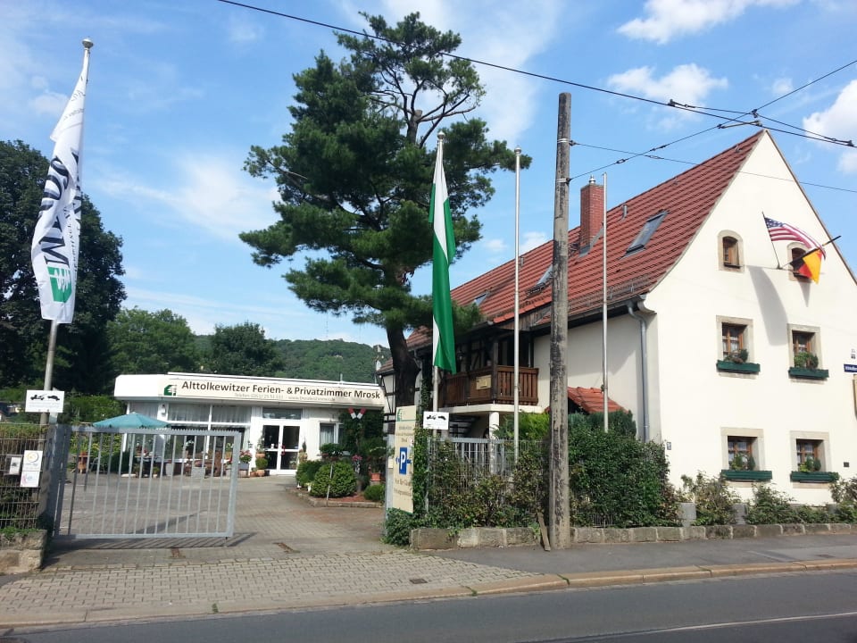 Einfahrt zum Parkplatz Alttolkewitzer Ferien- & Privatzimmer
