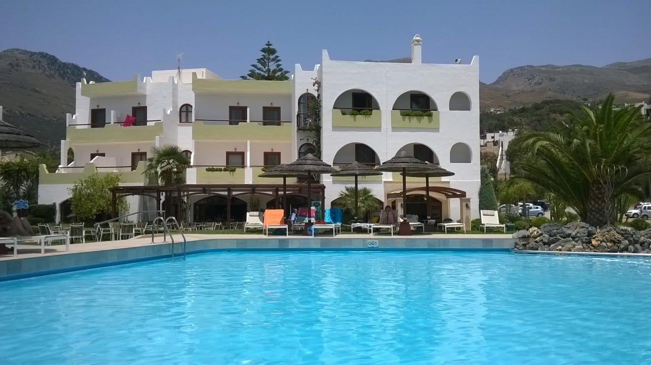Pool mit Haupthaus Alianthos Garden Hotel