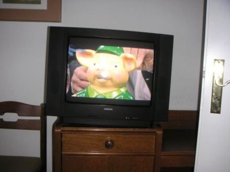 Schräges Programm, schräger Fernseher! Meyn's Apartments & Hotel