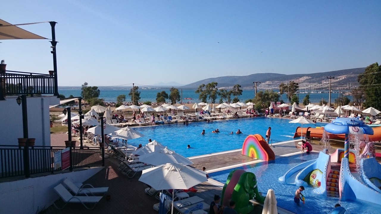 Pool und Strand Ramada Resort Akbuk