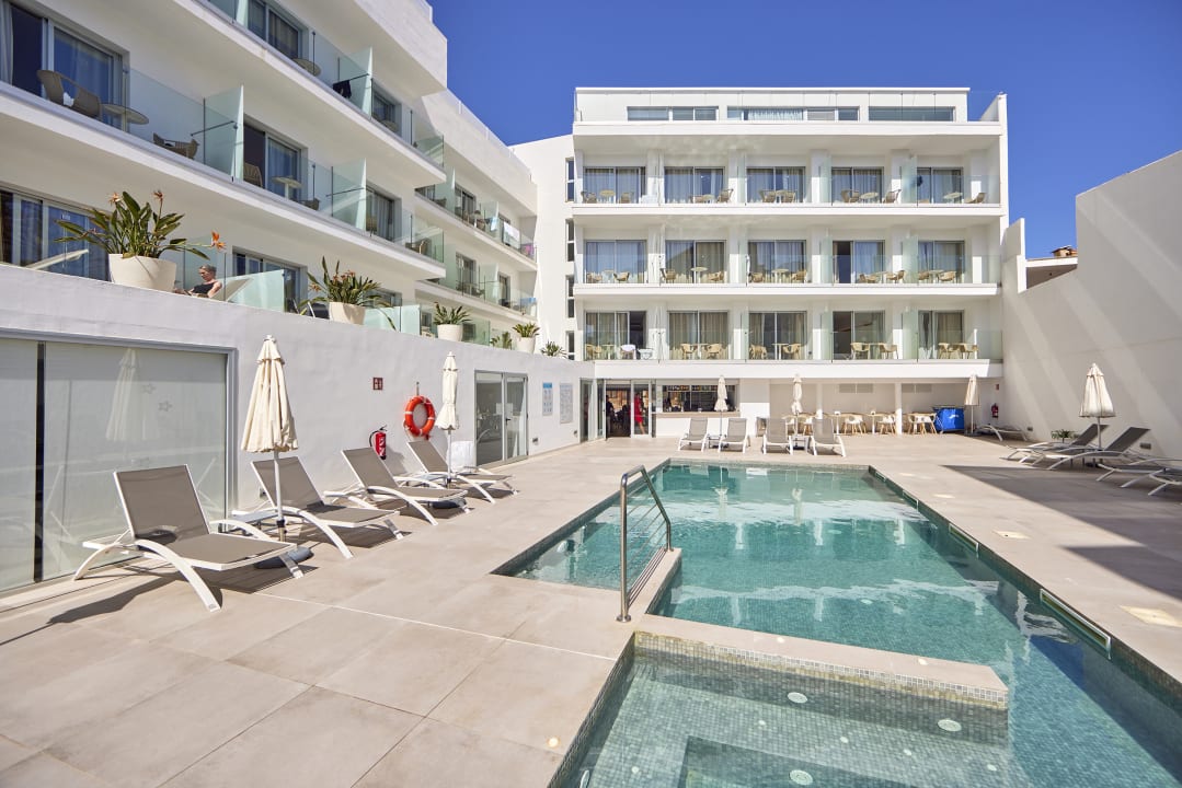 Pool Hotel Ilusion Moreyó