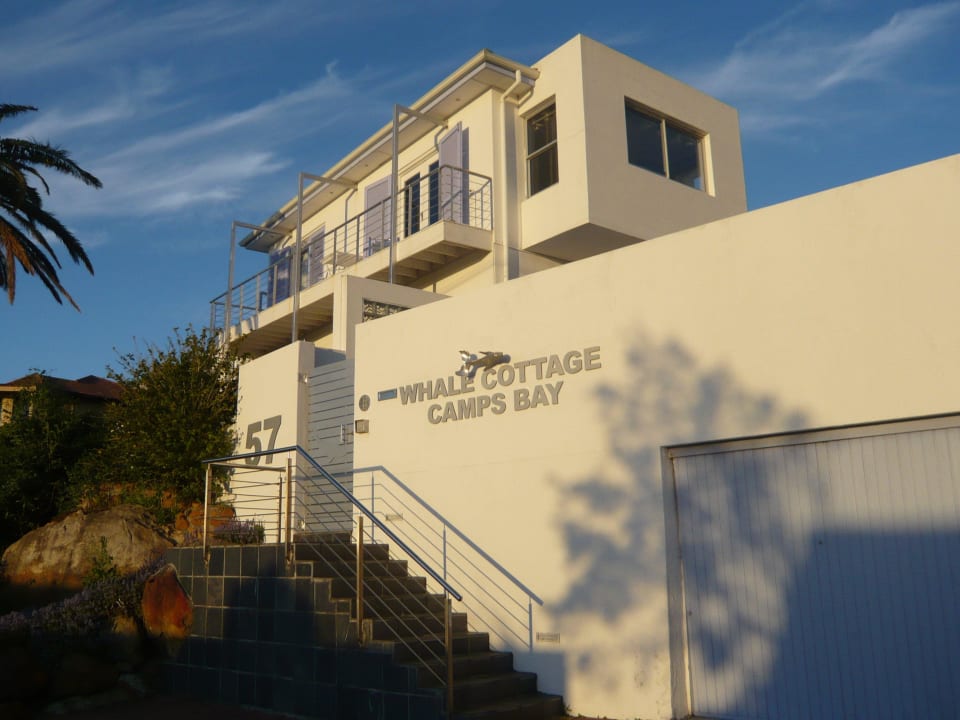 Whale Cottage von der Strassenseite Whale Cottage Camps Bay