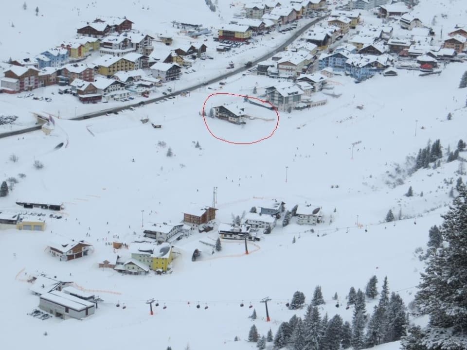 Lage: Direkt an der Piste (auch Nacht-Skifahren) Pension Berghof