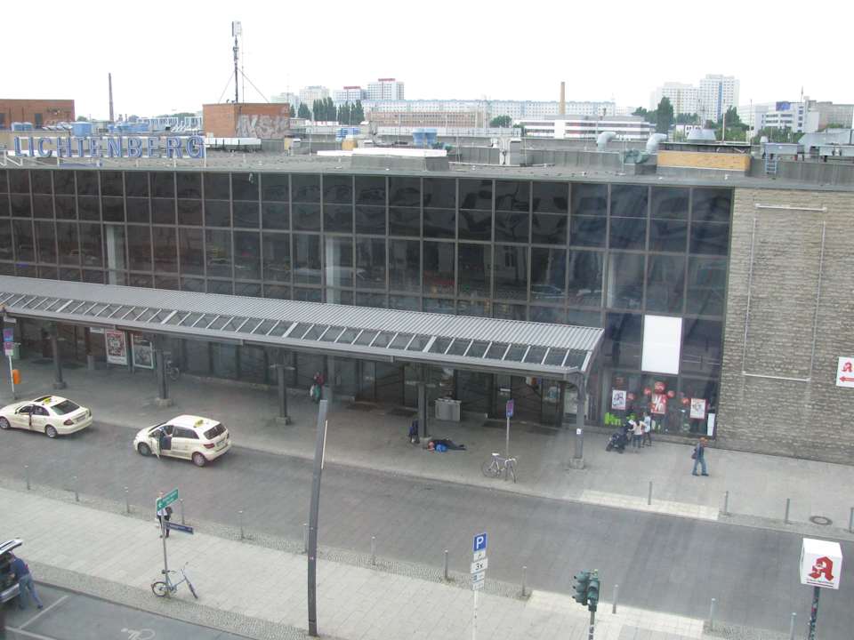 Zimmer mit Blick zum Bahnhof Lichtenberg Hotel Nova