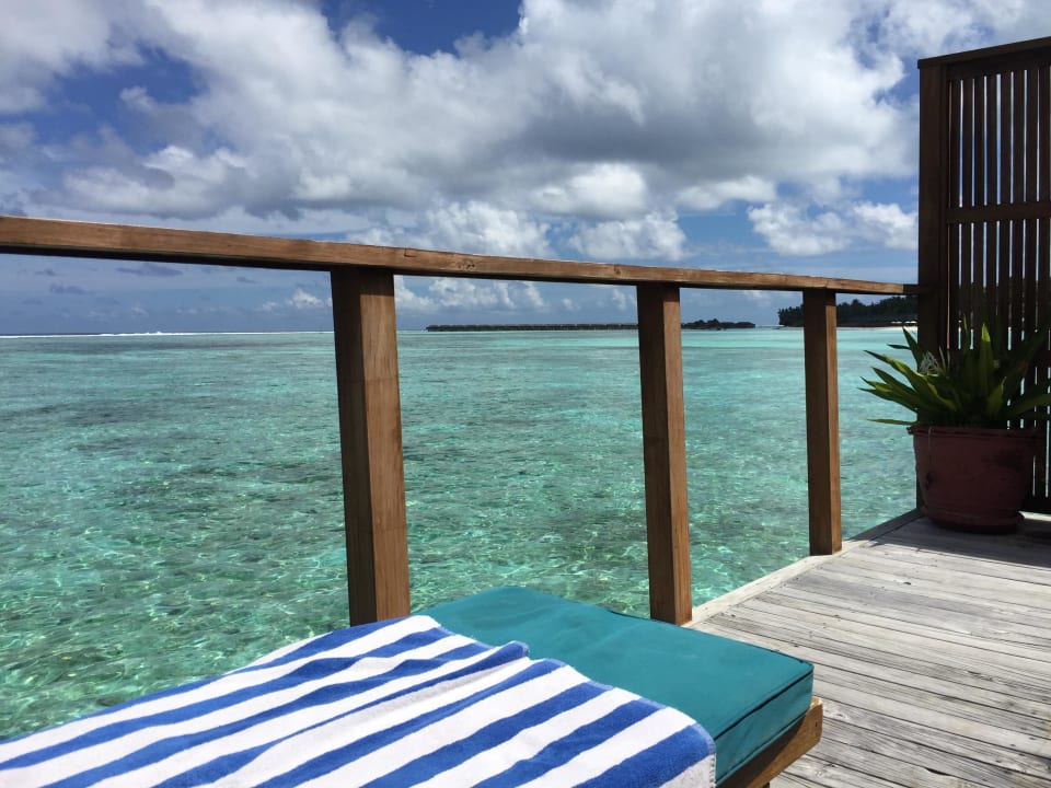 Außenterrasse der Jacuzzi Water Villa Meeru Maldives Resort Island