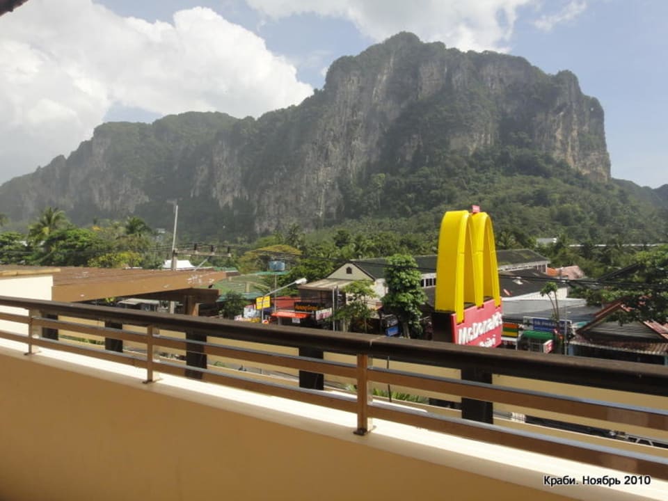 Из ресторана вид на скалу Avani Ao Nang Cliff Krabi Resort