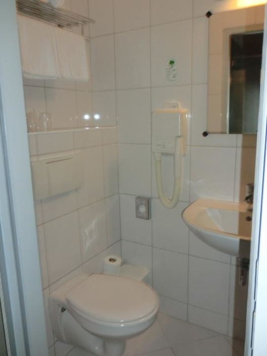Kleines Badezimmer PLAZA INN Hamburg Moorfleet