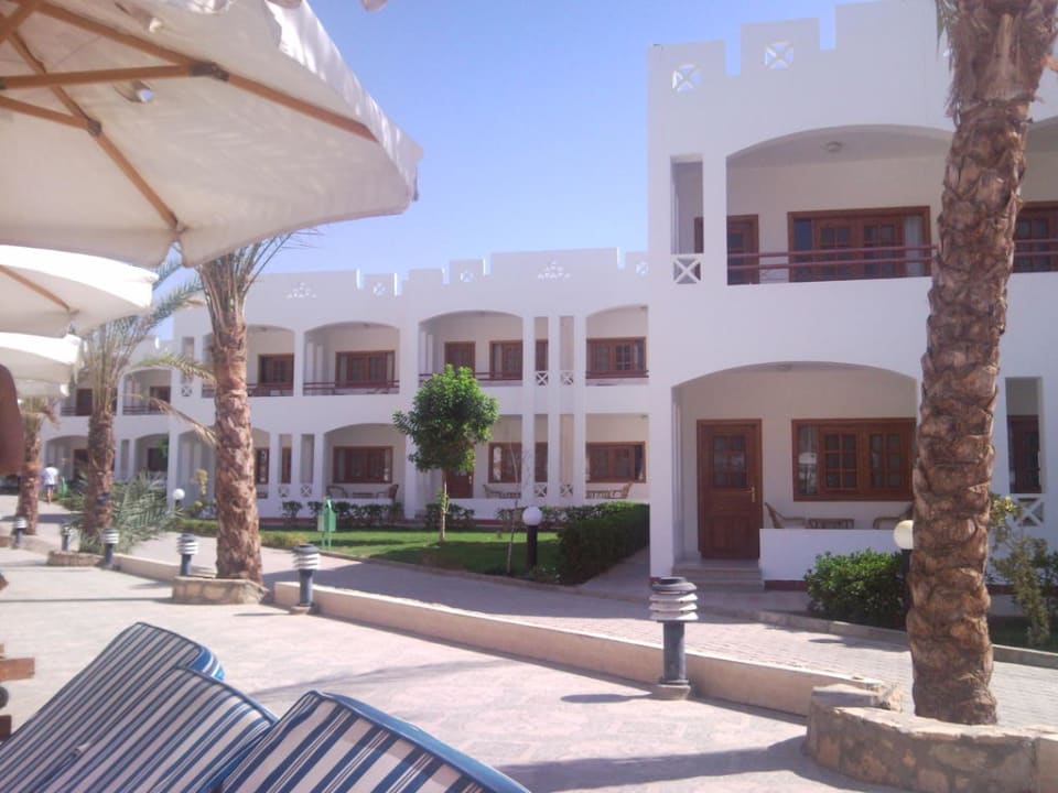 Bungalow`s auf dem Weg zum Strand Happy Life Village