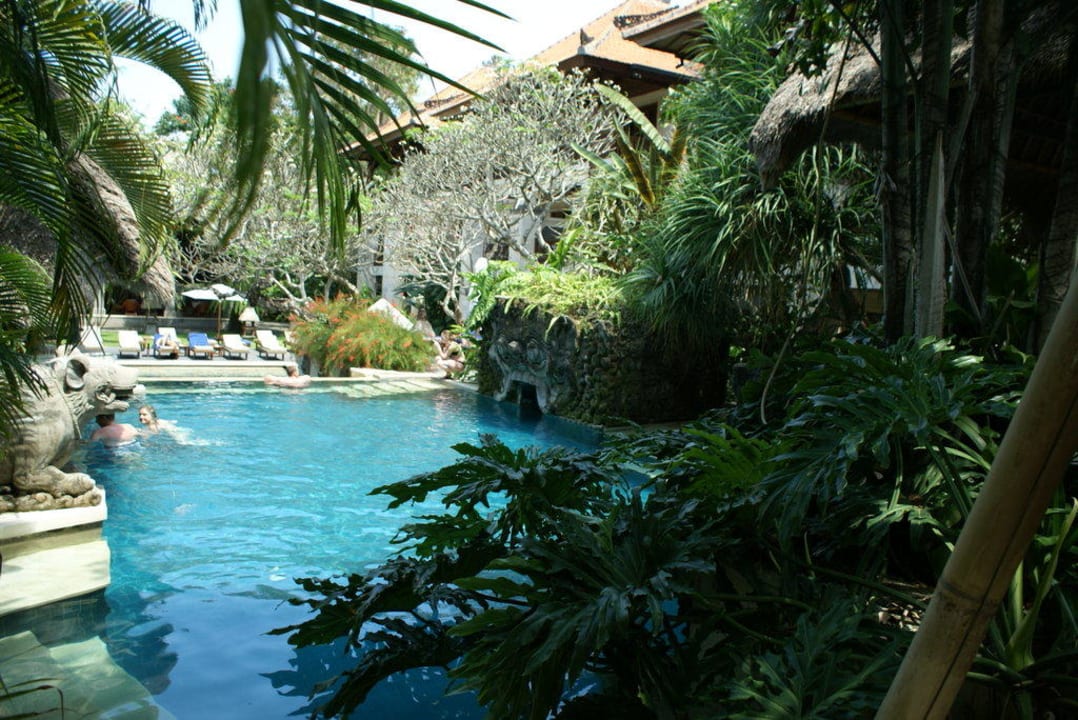 Poolbereich im Beach Club Puri Santrian