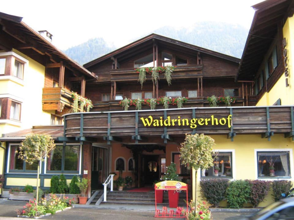 Haupteingang Waidringerhof Waidringer Hof · 1. Tiroler Glückshotel