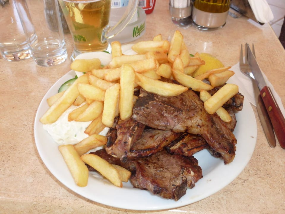 Frisch vom Grill der Snackbar Hotel Kathrin Beach