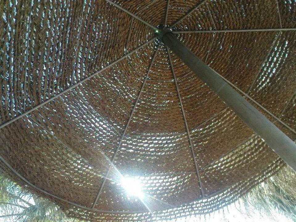 Sonne satt unter dem Sonnenschirm Aparthotel Arena Center