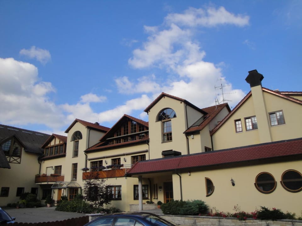 Hotel vom Parkplatz her gesehen Hotel Gasthof Süßer Grund