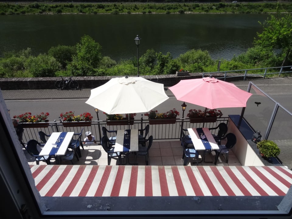 Blick aus dem Fenster auf die Terrasse Landhaus Hübner