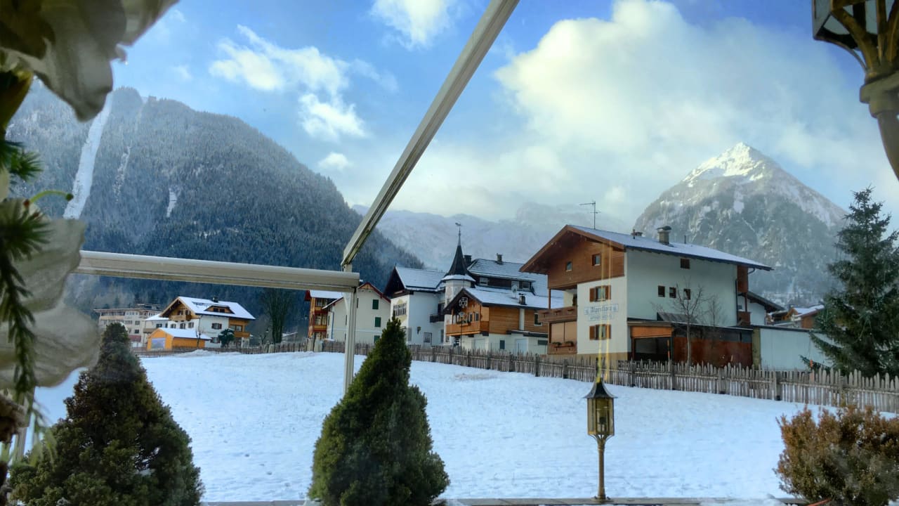 Mitten in den Bergen Verwöhnhotel Kristall